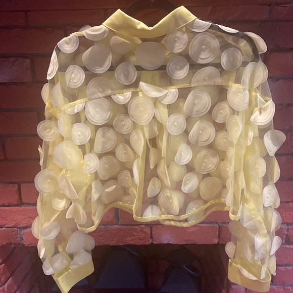 Size Large, yellow, and brand Hot and delicious, - Picture 2 of 2